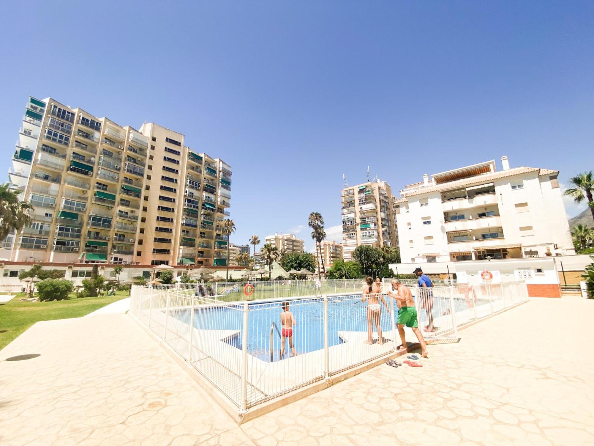 Vistas Al Mar A 1 Min De Playa Con Parkig Gratis Lägenhet Benalmádena Exteriör bild
